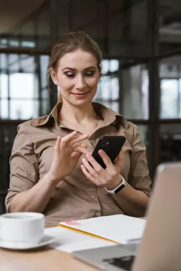 Frau mit Smartphone